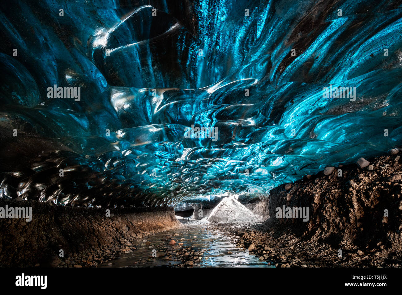 Faszinierende Struktur und Farbe in einer Eishöhle im Inneren Gletscher Vatnajökull. Stockfoto