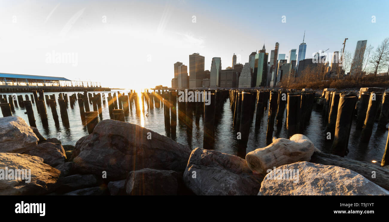 New York bei Nacht, Brooklyn Bridge Park Stockfoto