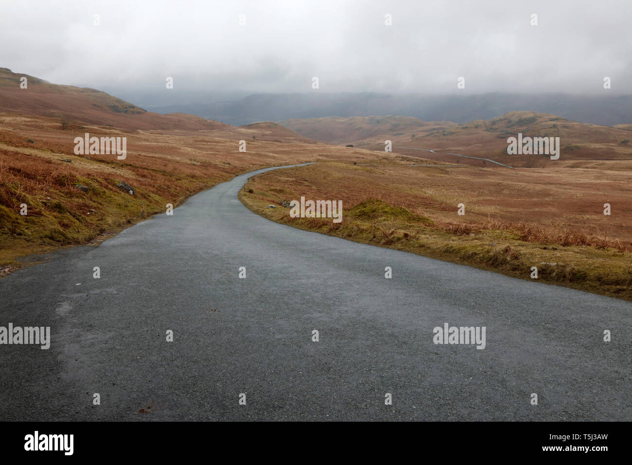 Straße über Birker fiel in Richtung Eskdale, Lake District, Cumbria, England, Großbritannien führenden Stockfoto