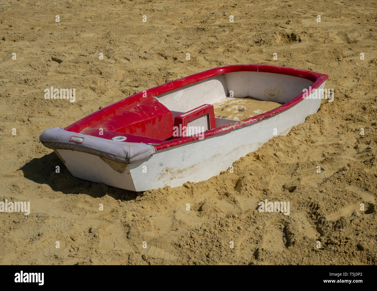 Kleines Boot im Sandkasten Litze Stockfotografie - Alamy