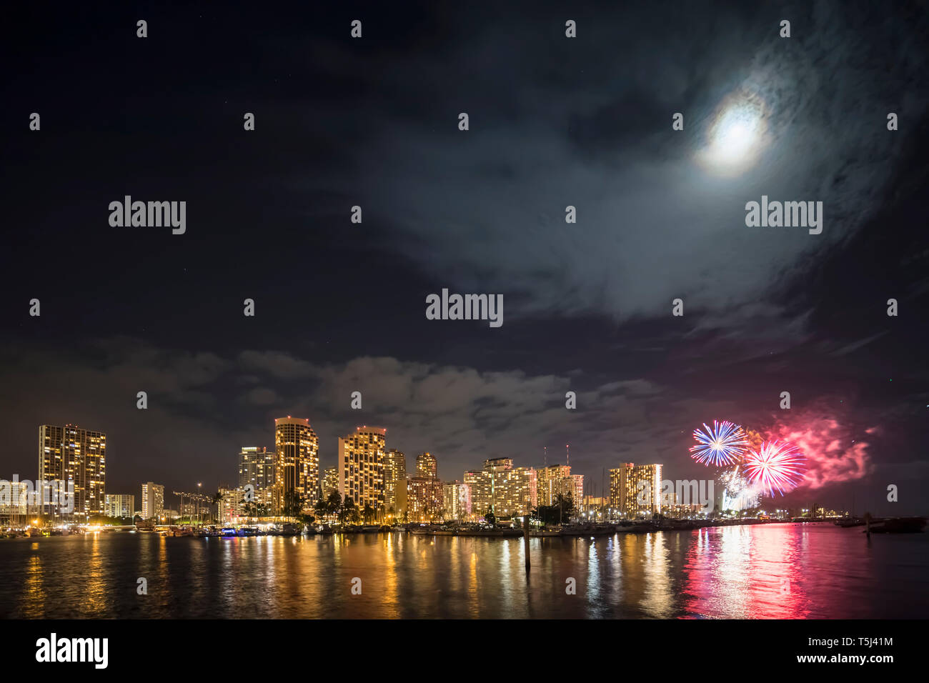 USA, Hawaii, Oahu, Honolulu bei Nacht mit Feuerwerk Stockfoto