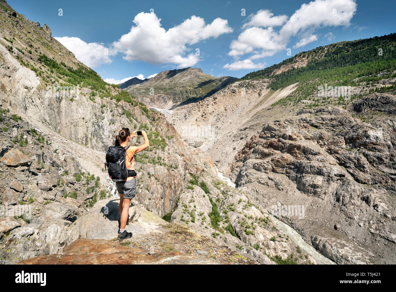 Schweiz, Wallis, Frau, während einer Wanderung in den Bergen am Aletschgletscher Stockfoto
