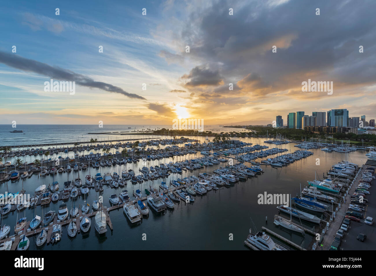 USA, Hawaii, Oahu, Honolulu, Ala Wai Yacht Hafen bei Sonnenaufgang Stockfoto