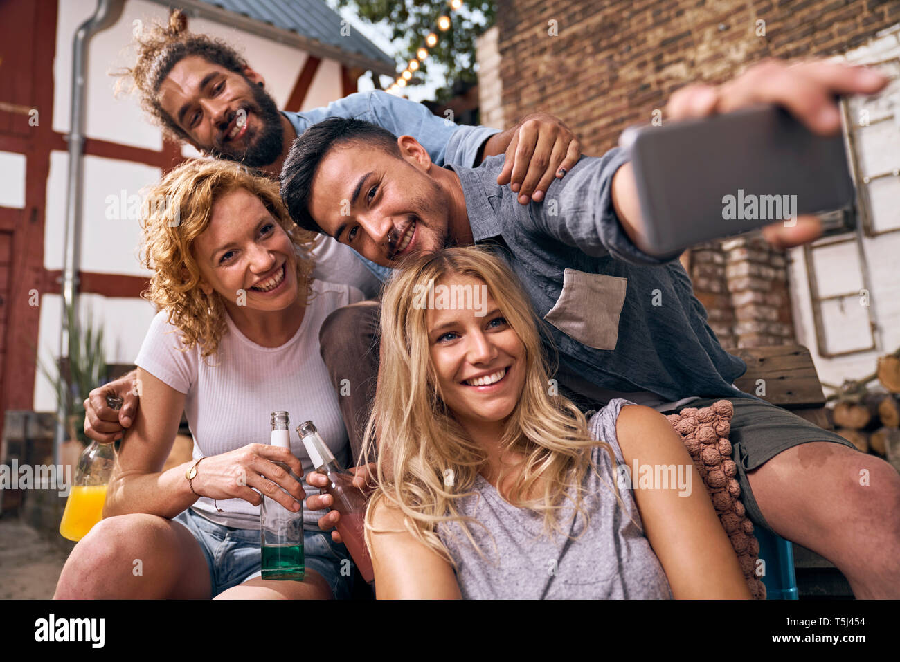 Freunde Spaß haben in einem Hinterhof im Sommer Stockfoto