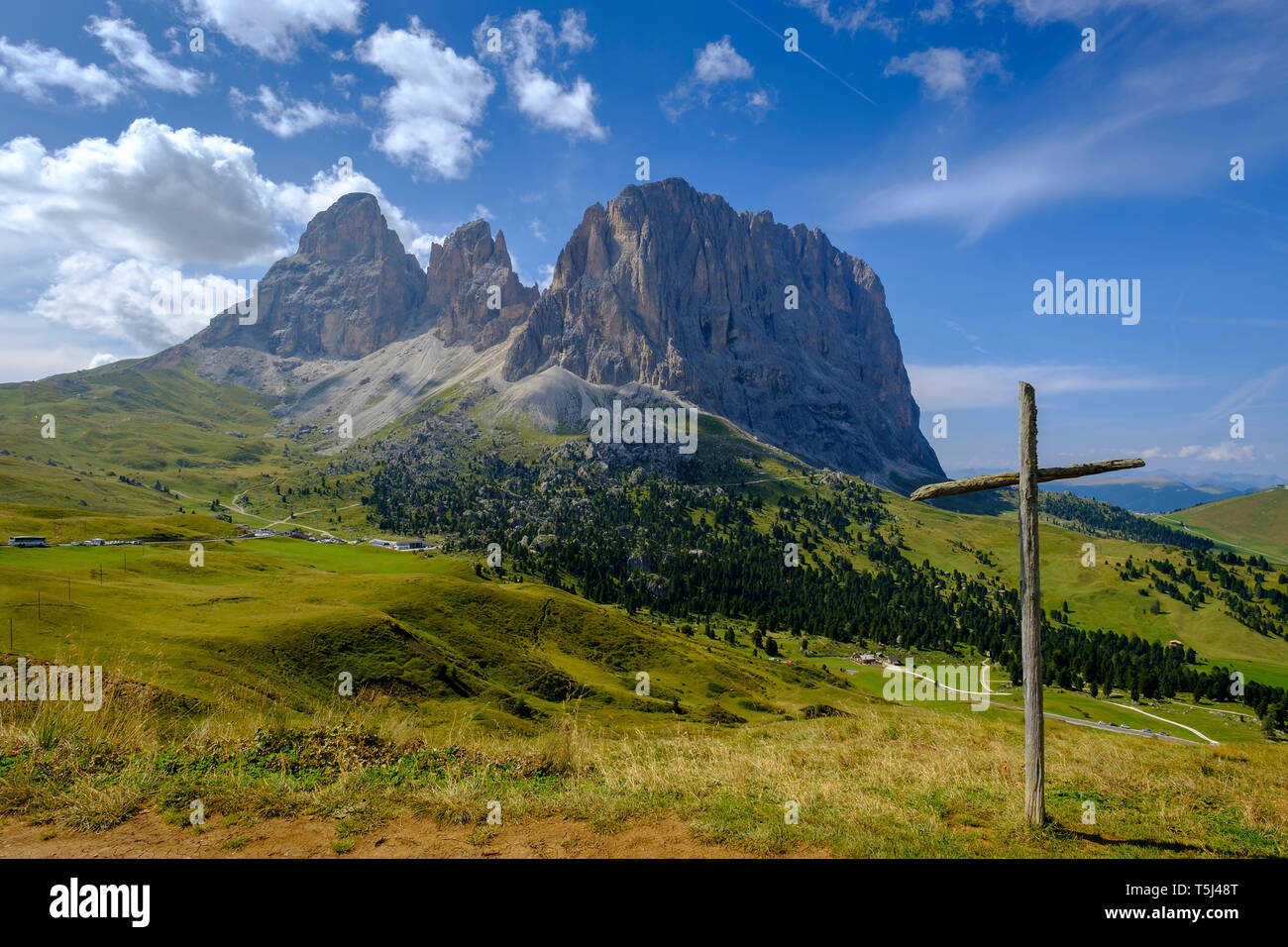 Italien, Südtirol, Sella, Langkofel und Plattkofel mit Gipfelkreuz Stockfoto