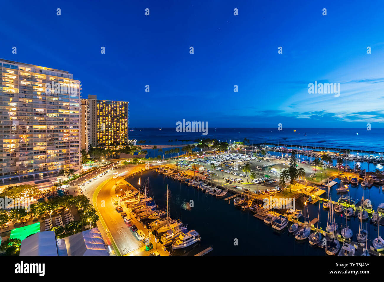 USA, Hawaii, Oahu, Honolulu, Ala Wai Yacht Hafen an der blauen Stunde Stockfoto