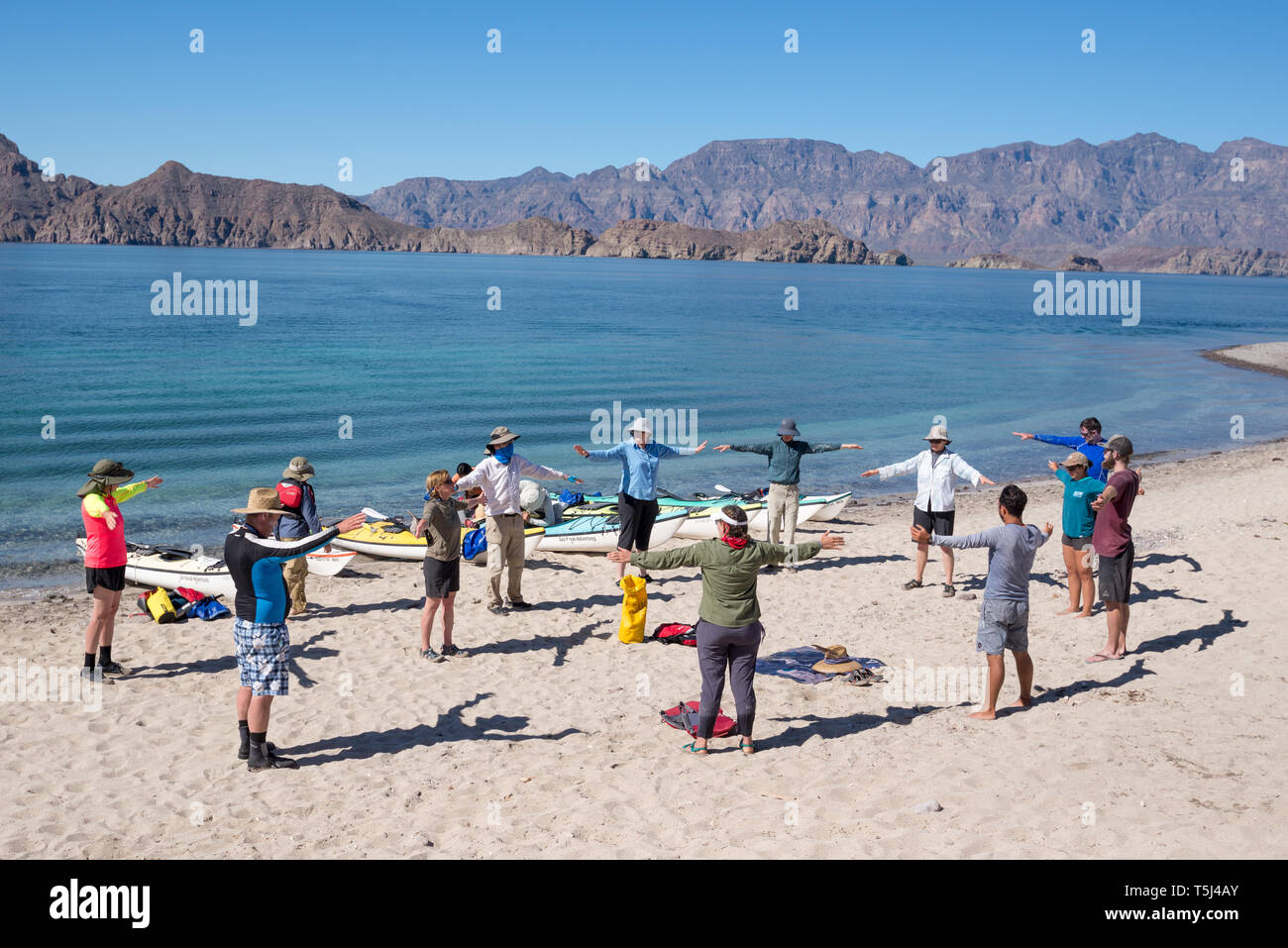 Sea Kayak Gruppe Stretching, Bucht von Loreto Nat. Park, Baja California Sur, Mexiko. Stockfoto