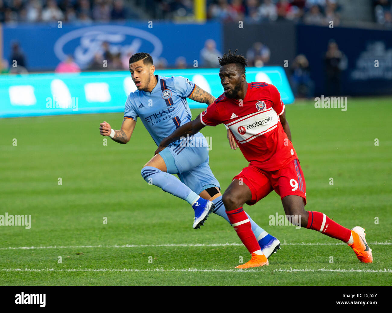 New York, NY - 24. April 2019: Ronald Matarrita (22) Der NYCFC & C.J. Sapong (9) von Chicago Fire chase Kugel während der Mls regulären Spiel im Yankee Stadium NYCFC gewann 1:0 Stockfoto