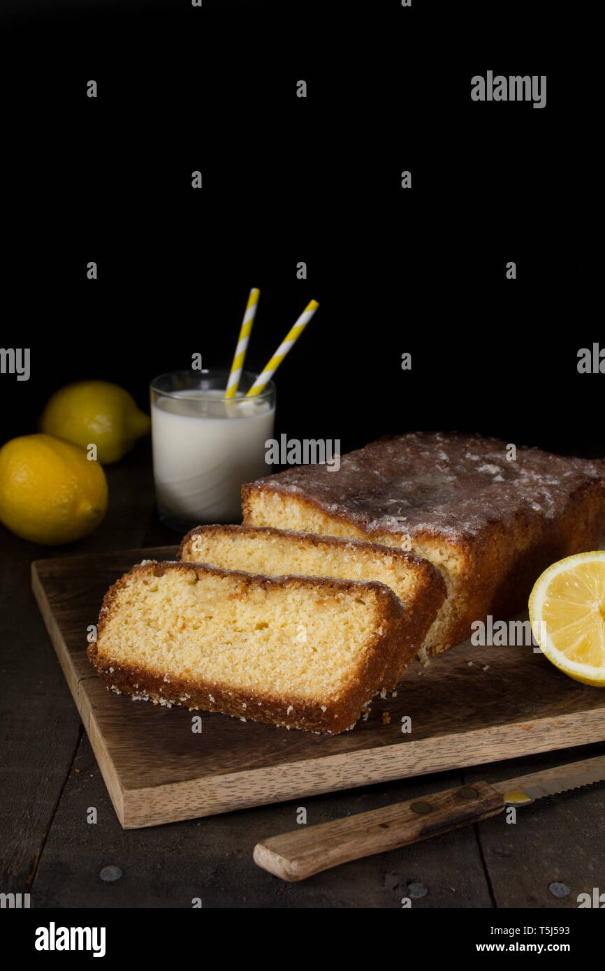 Zitrone in Scheiben geschnitten Brot Kuchen mit Zitronen Stockfoto