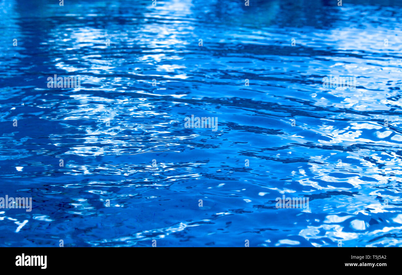 Das klare blaue Wasser schimmernde Stockfoto