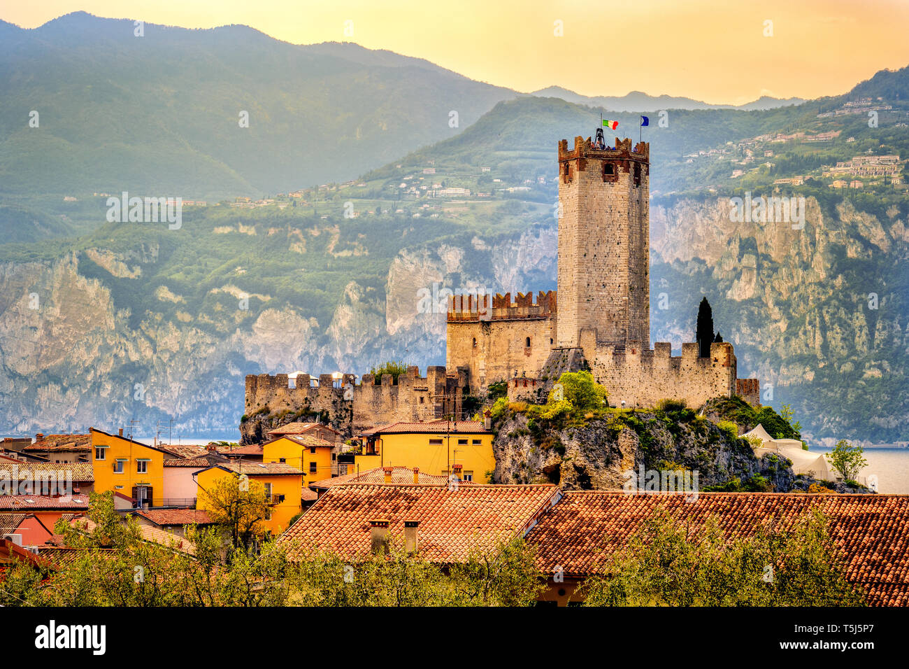 Italienisches Dorf Malcesine friedliche Stadt und Burg am Gardasee waterfront romantisch idyllische malerischen Sonnenuntergang Stockfoto