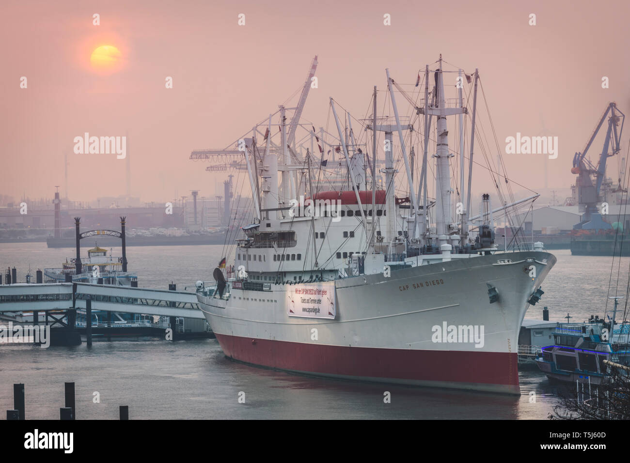 Deutschland, Hamburg, Sonnenaufgang über Museum Fracht schiff Cap San Diego Stockfoto