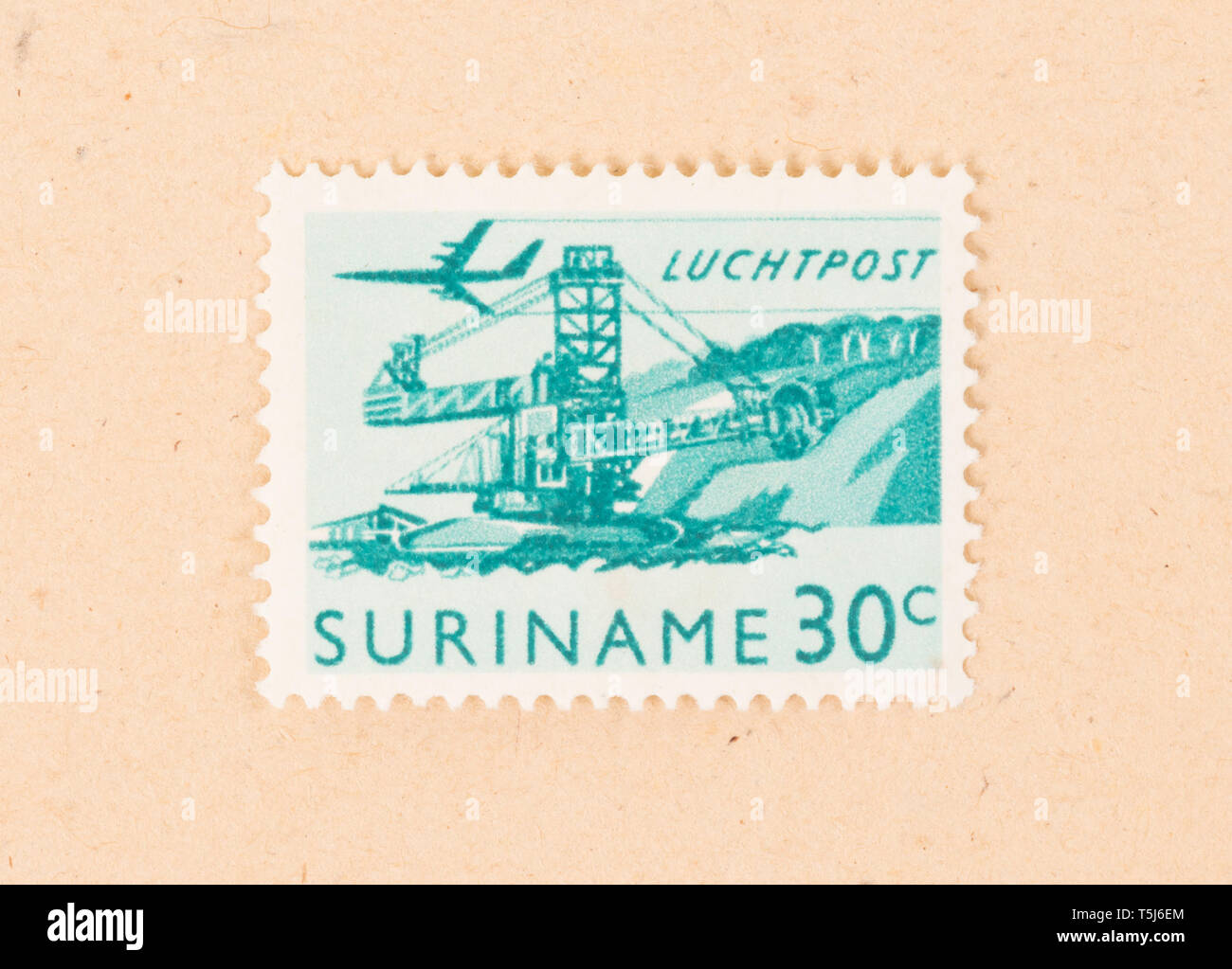 Surinam - circa 1970: einen Stempel in Suriname zeigt Industrialisierung circa 1970 gedruckt Stockfoto