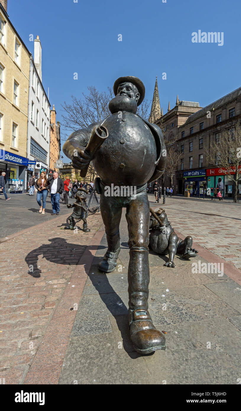 Desperate Dan Bronze Statue auf das Zeichen, das in der britischen Comicmagazin der Dandy in der High Street auf dem Platz der Stadt Dundee Schottland Großbritannien basierend Stockfoto