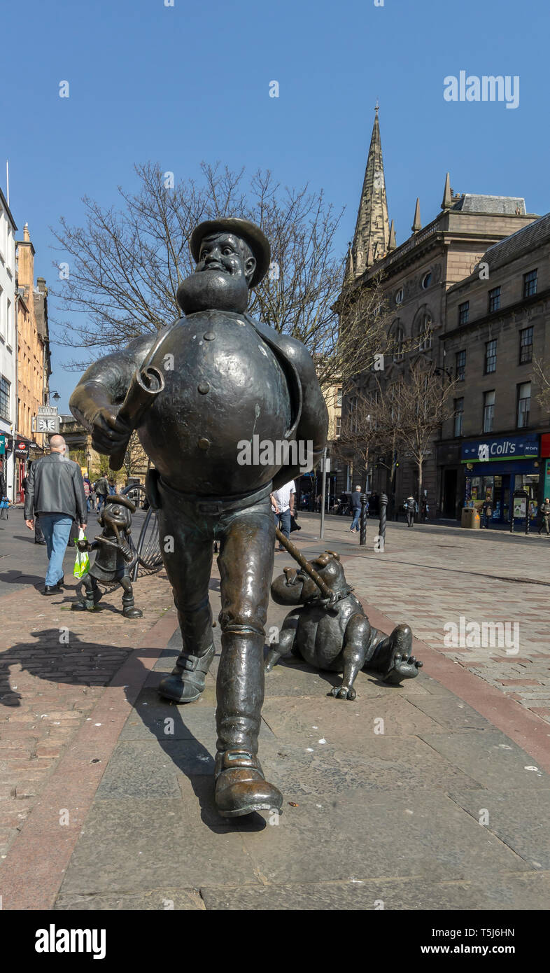 Desperate Dan Bronze Statue auf das Zeichen, das in der britischen Comicmagazin der Dandy in der High Street auf dem Platz der Stadt Dundee Schottland Großbritannien basierend Stockfoto