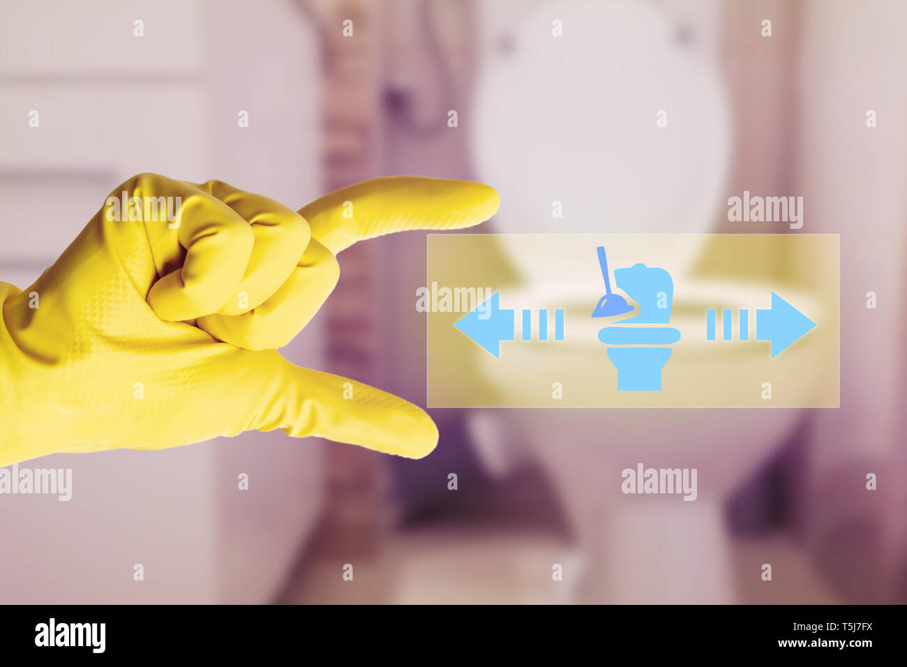 Transparente Anzeige von Person mit gelben Sanitär Handschuhe zeigen, wie zu reinigen wc auf der Zeichnung als moderne Technologie Konzept statt der allgemeinen Ordnung und Sauberkeit Stockfoto
