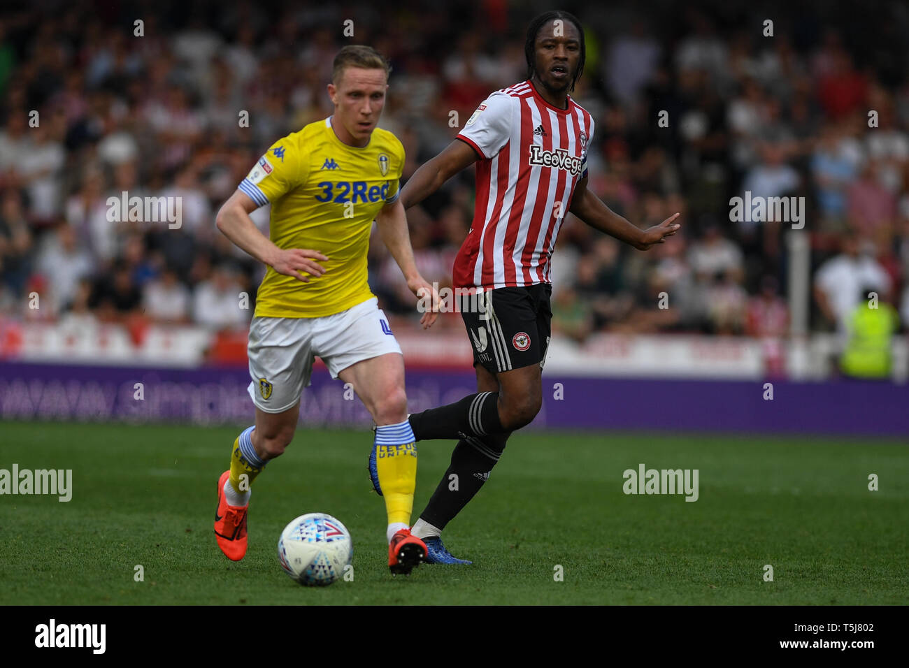 22. April 2019, Griffin Park, London, England; Sky Bet Meisterschaft, Brentford vs Leeds United; Adam Forshaw (04) von Leeds Utd läuft mit dem Ball Credit: Phil Westlake/News Bilder, Englische Fußball-Liga bilder DataCo Lizenz unterliegen. Stockfoto