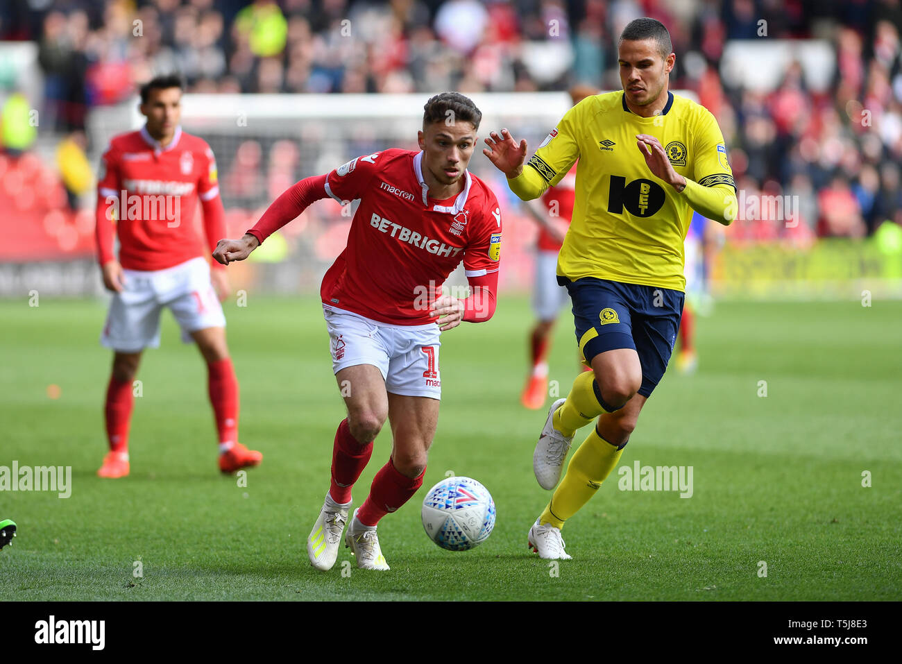 13. April 2019, Stadt Boden, Nottingham, England; Sky Bet Meisterschaft, Nottingham Forest vs Blackburn Rovers: Matthew Cash (14) von Nottingham Forest ist ein Lauf mit Jack Rodwell (5) Blackburn schließen Quelle: Jon Hobley / Aktuelles Bilder der Englischen Football League Bilder unterliegen DataCo Lizenz Stockfoto