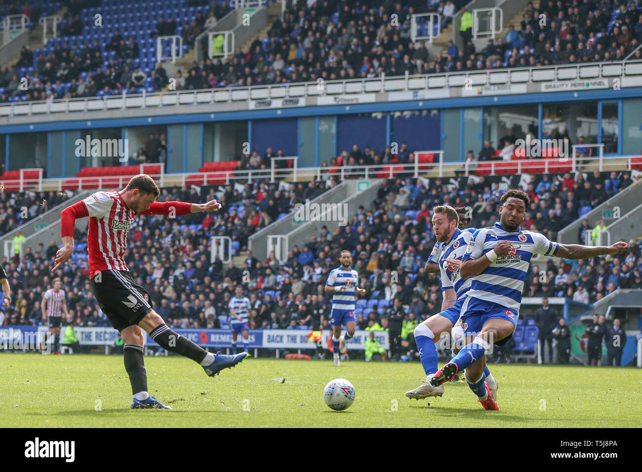 13. April 2019, Madejski Stadium, London, England; Sky Bet Meisterschaft, Lesen vs Brentford; Henrik Dalsgaard (22) von Brentford schießt auf Ziel Quelle: Matt O'Connor/News Bilder, Englische Fußball-Liga Bilder unterliegen DataCo Lizenz Stockfoto