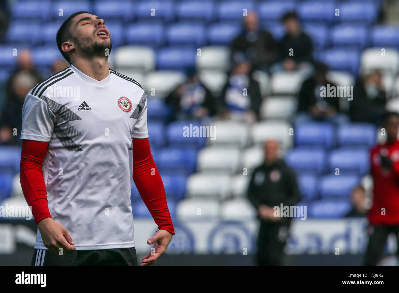 13. April 2019, Madejski Stadium, London, England; Sky Bet Meisterschaft, Lesen vs Brentford; Neal Maupay (09) von Brentford Aufwärmen vor dem Spiel: Matt O'Connor/News Bilder, Englische Fußball-Liga Bilder unterliegen DataCo Lizenz Stockfoto