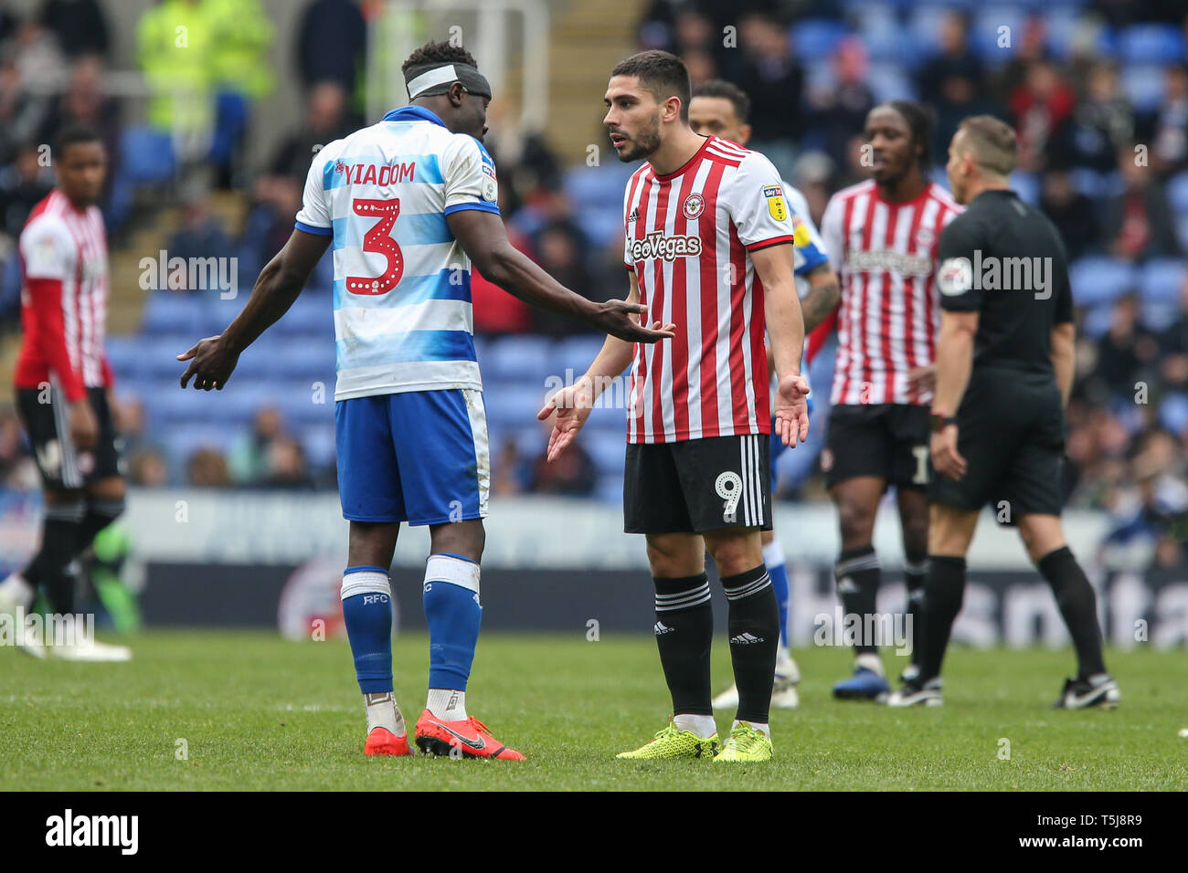 13. April 2019, Madejski Stadium, London, England; Sky Bet Meisterschaft, Lesen vs Brentford; Andy Yiadom (03) Lesen Neal Maupay (09) von Brentford während des Spiels Credit: Matt O'Connor/News Bilder, Englische Fußball-Liga Bilder unterliegen DataCo Lizenz Stockfoto