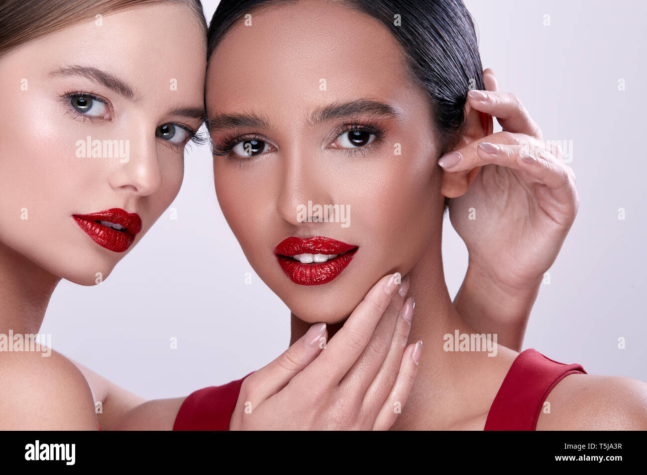 Close-up Portrait von Frauen mit Make-up, perfekte Gesicht von zwei in die Kamera schaut, jung und sexy Frauen mit Abend Make-up Stockfoto