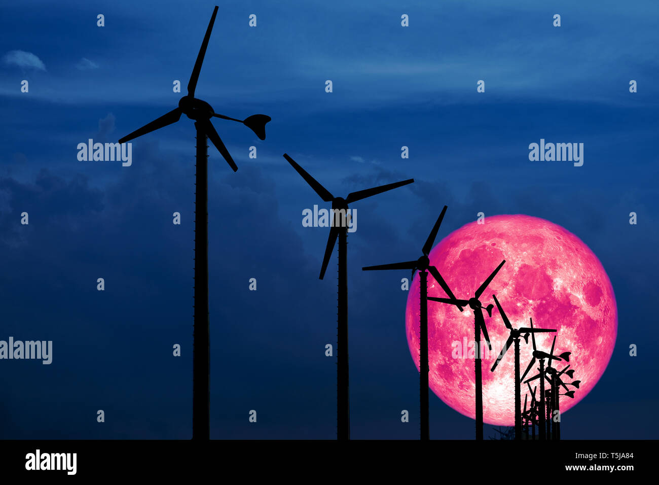 Alte Mond zurück Windenergieanlagen Windenergie ist eine saubere Energie Kohle und Öl Energie zu ersetzen, Elemente dieses Bild von der NASA eingerichtet Stockfoto