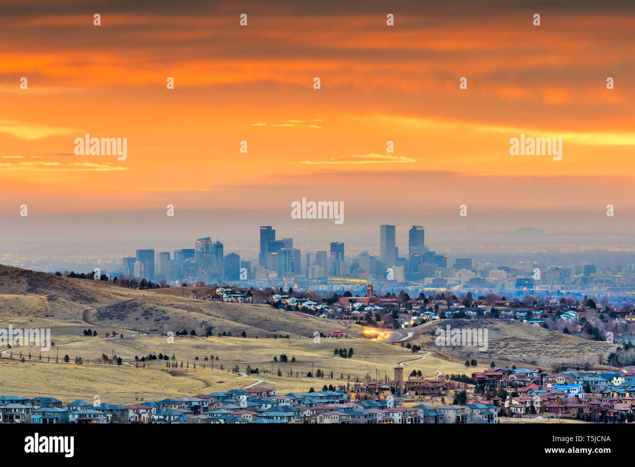 Denver, Colorado, USA, Downtown Skyline von Roten Felsen bei Sonnenaufgang gesehen. Stockfoto