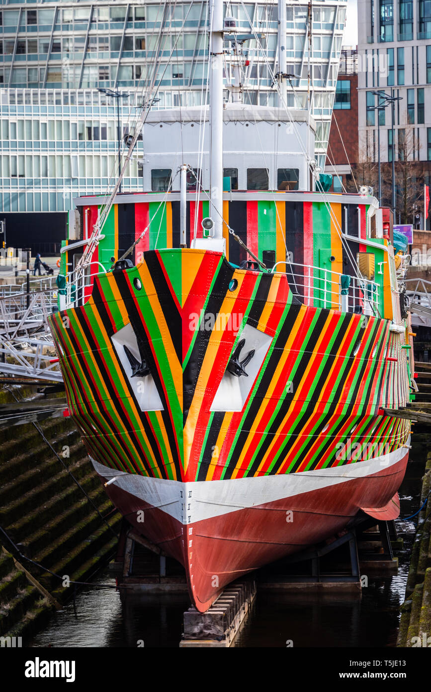 Der Pilot Schiff Edmund Gardner in Canning Graving Dock, Liverpool war Dazzle als Teil des WK 1 100 Kunst Provision gemalt. Dieser Prozess gespielt Stockfoto
