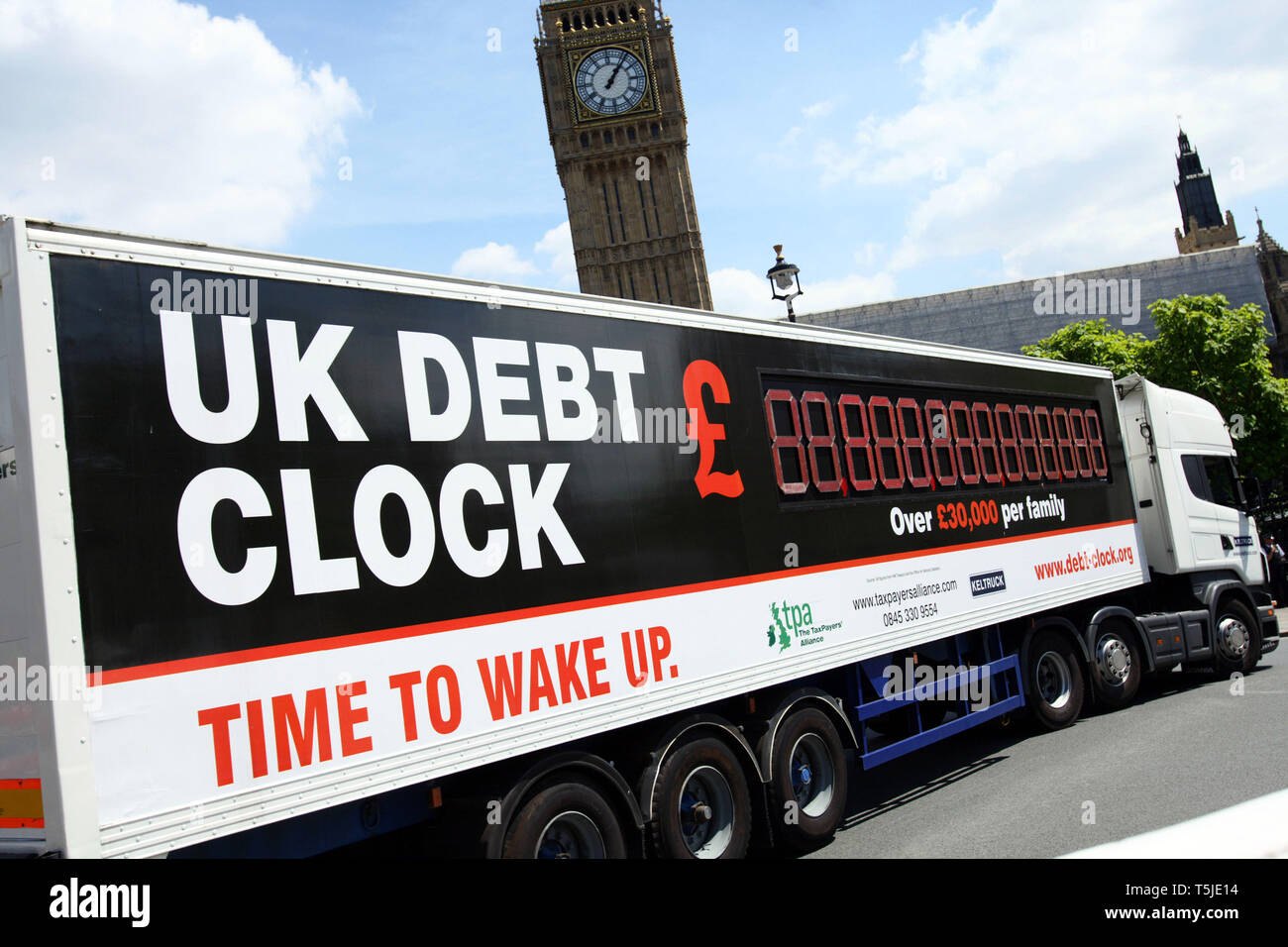 Der Steuerzahlerbund Allianz fährt ein Lkw durch Westminster Staatsverschuldung Großbritanniens zu markieren. London. 22. Juni 2010. Stockfoto