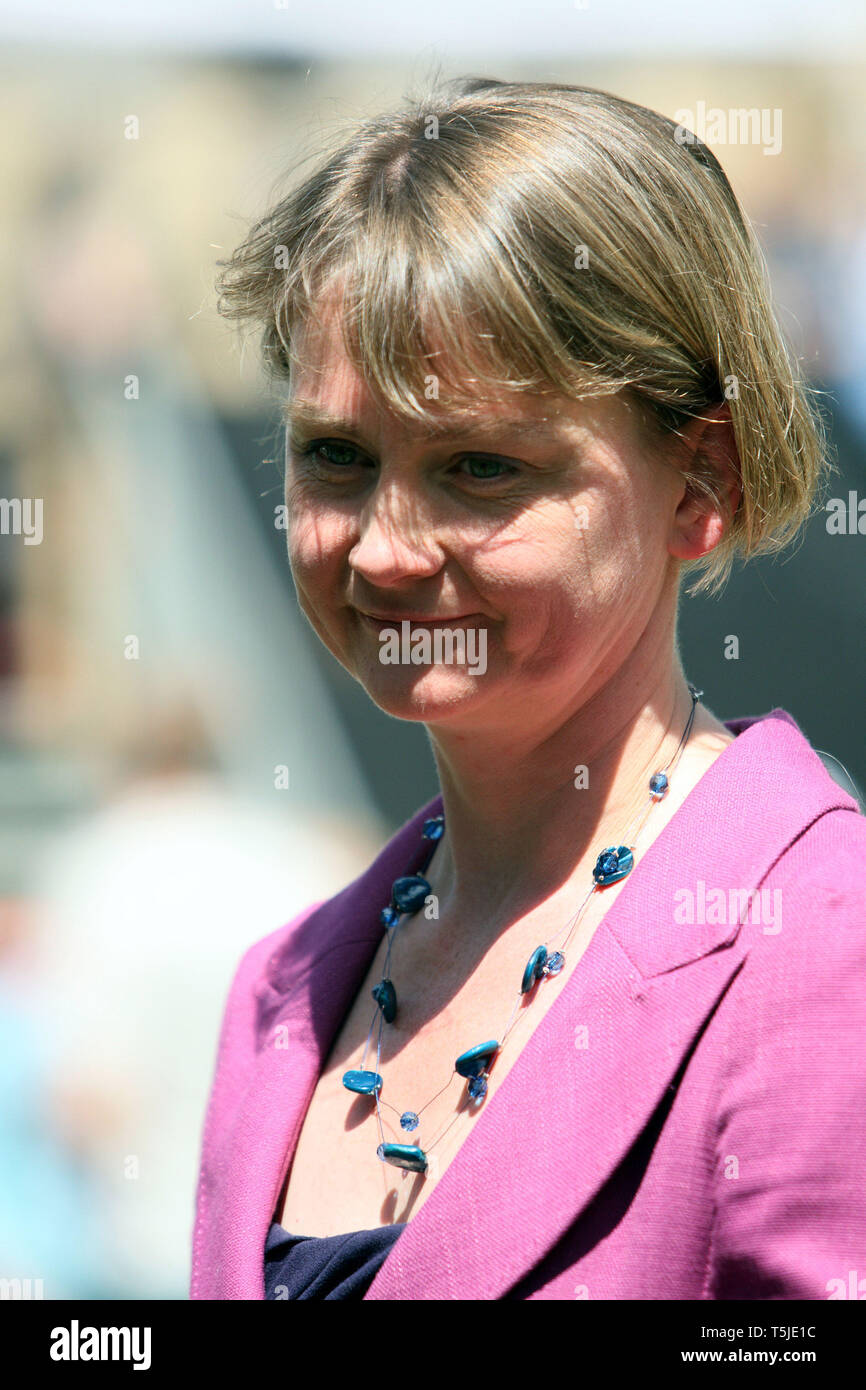 Yvette Cooper MP inverview. College Green, Westminster, London. 22. Mai 2010. Stockfoto