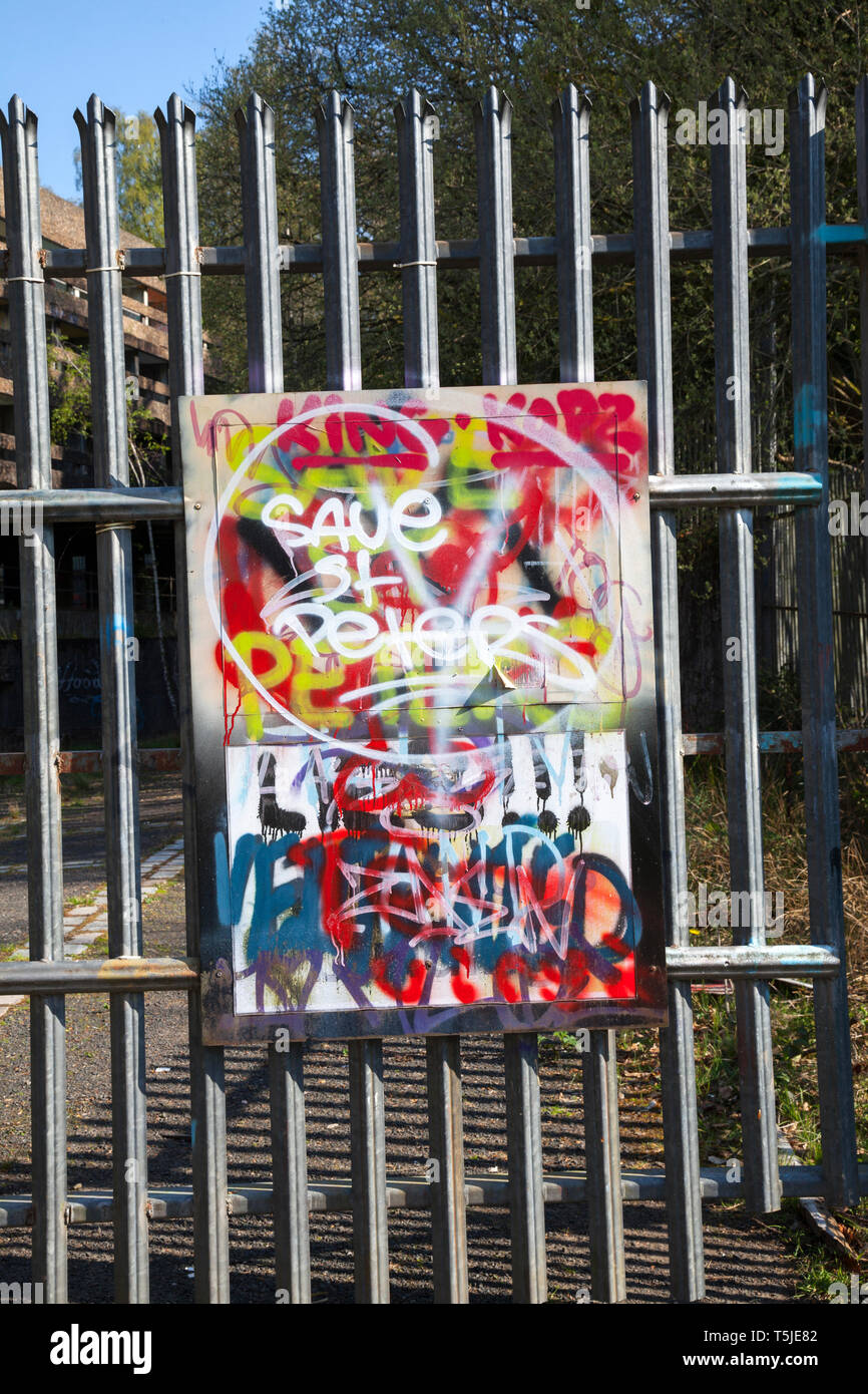 Graffiti auf einem Schild am Tor der zerstörten St. Peters Seminar, Cardross, Schottland. Speichern St Peters. Architekten Gillespie, Kidd und Coia entworfen, um die Stockfoto