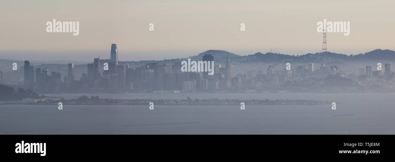 Der Nordkalifornischen Stadt San Francisco Skyline wird durch schlechte Luftqualität in der Abenddämmerung gesehen. Stockfoto