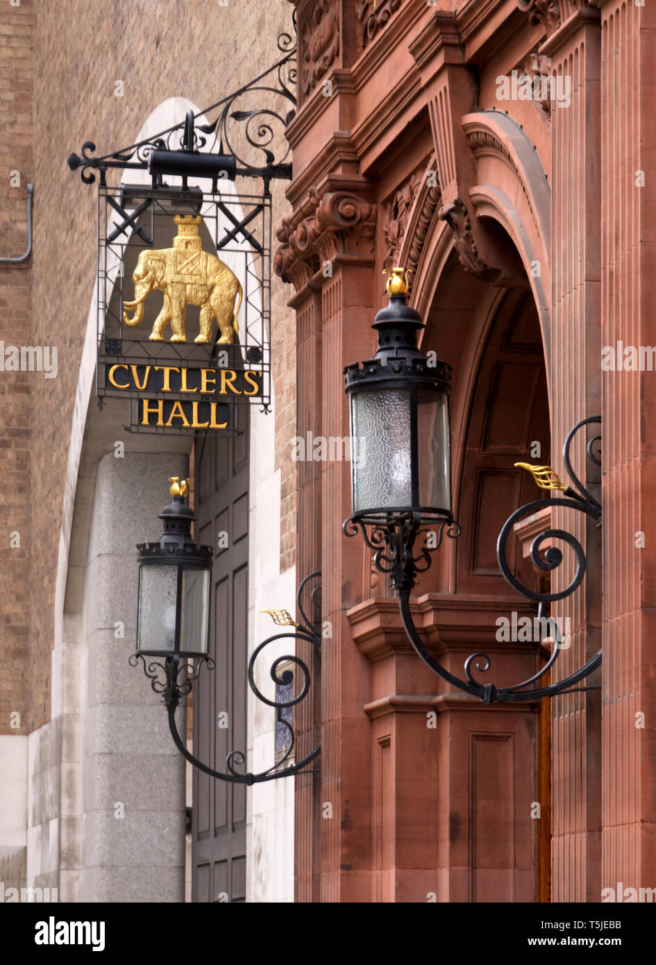 Zeichen und Lampen außerhalb Cutlers Hall - die Heimat der Worshipful Company der Messerschmiede, Warwick Lane, London EC4M 7BR Stockfoto