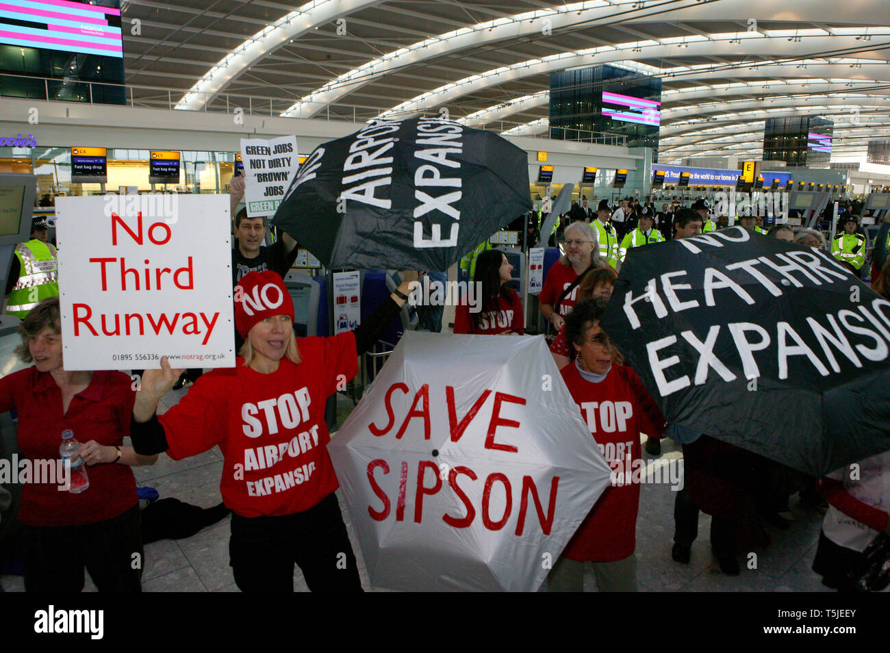 "Flash Mob" Protest am Flughafen Heathrow Terminal 5. Keine dritte Start- und Landebahn. Der Flughafen London Heathrow. 17. Januar 2009. Stockfoto