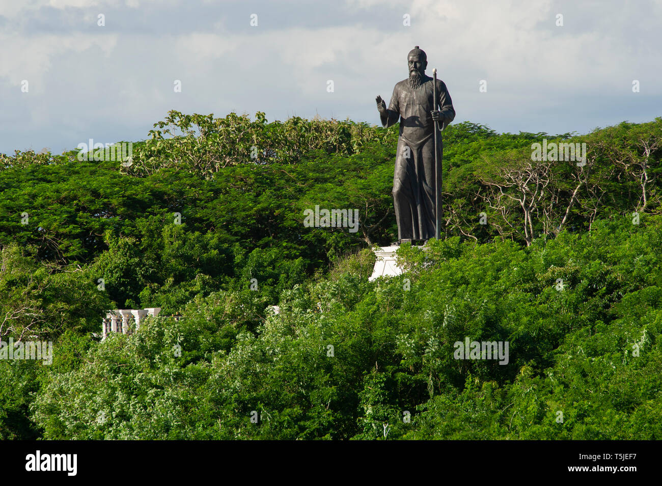 Eine große Statue auf einem Hügel in der Nähe des Uluwatu Tempels (Pura Luhur Uluwatu) auf der Halbinsel Bukit in Bali, Indonesien Stockfoto