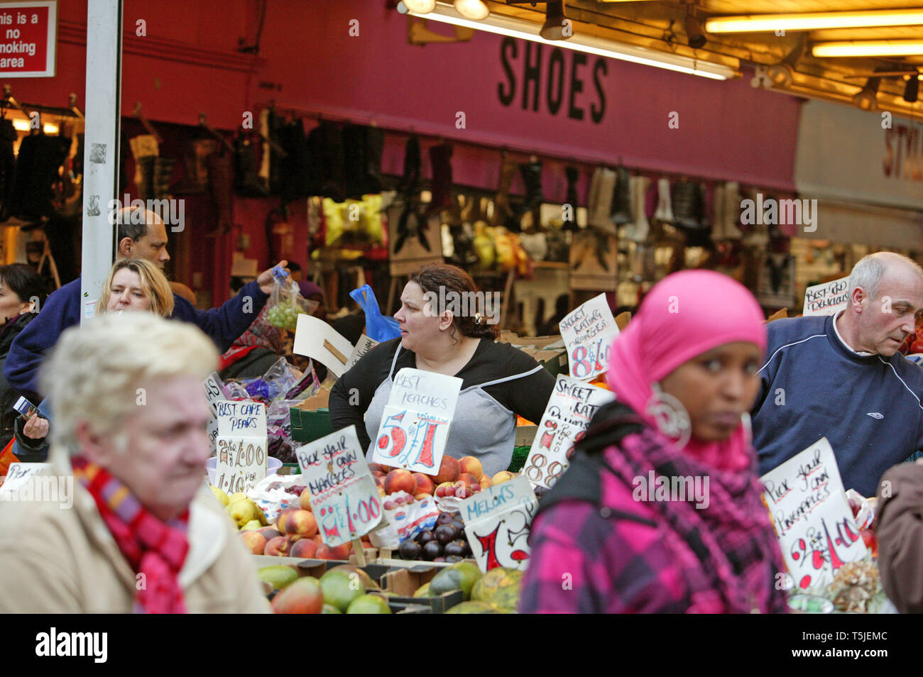 Weibliche standbesitzer Arbeiten an Tooting Markt. Südlich von London. 28. Februar 2009. Stockfoto