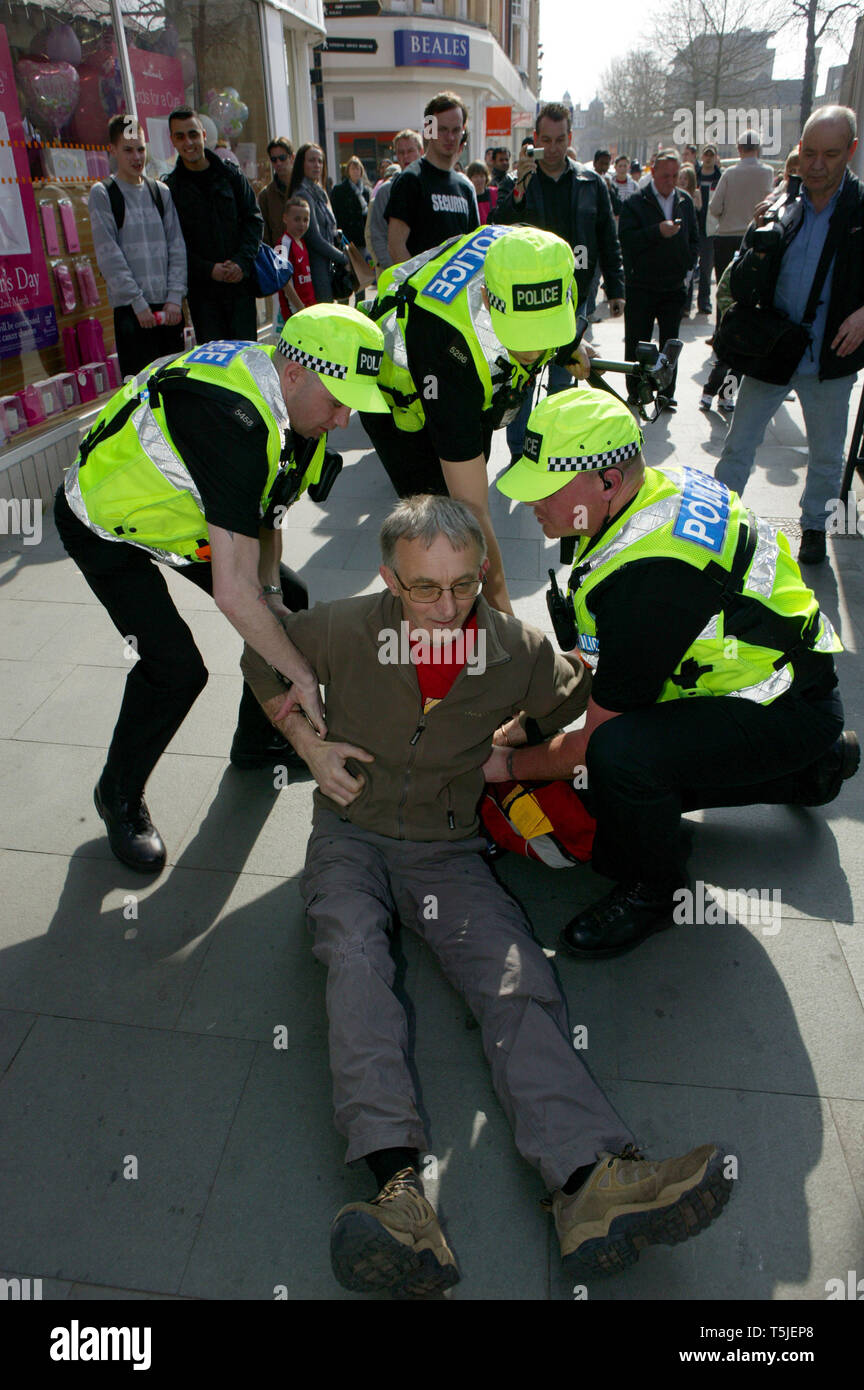 Polizei vorwärts Nachrichtenoffiziere (FIT) Fotografieren von Demonstranten auf einen Marsch. Bedfordshire. 21. März 2009 Stockfoto