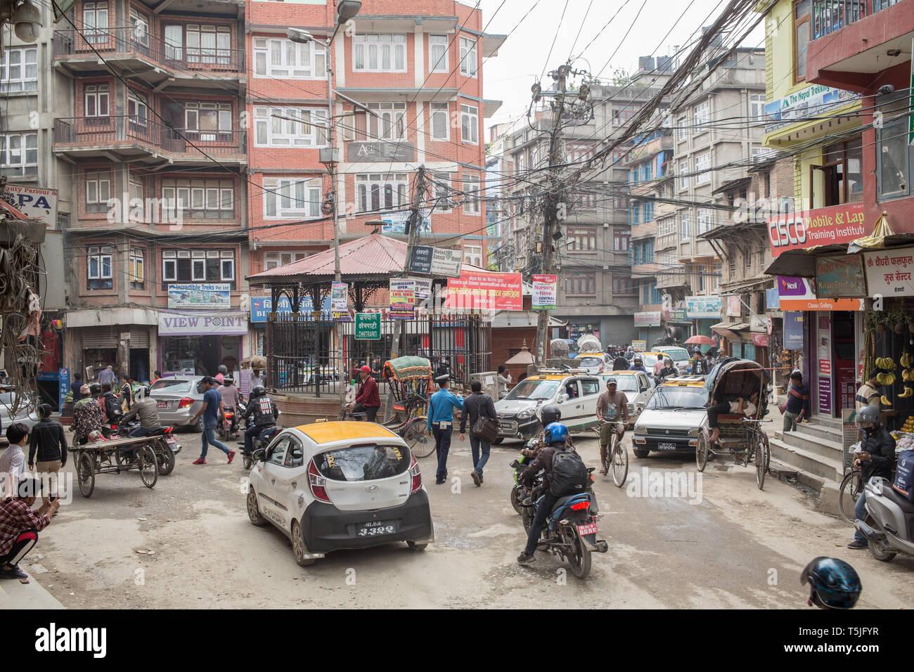 Einer verkehrsreichen Kreisel in der Innenstadt von Kathmandu, Nepal an einem späten Nachmittag Stockfoto