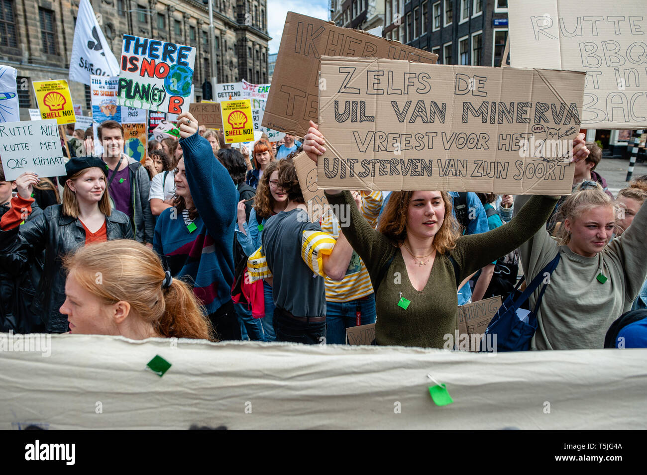 Eine Gruppe von Studenten werden gesehen, Plakate Holding und riefen Parolen während der Demonstration. Durch die weltweit Schule Streiks für Klima inspiriert, Hunderte von Menschen am Dam Platz versammelt kämpfen für eine Änderung der Klimapolitik und eine bessere Zukunft zu halten. Dieser Streik, der von mehreren Organisationen organisiert war, war auch die größte Bildungsstreik in den Niederlanden. Stockfoto