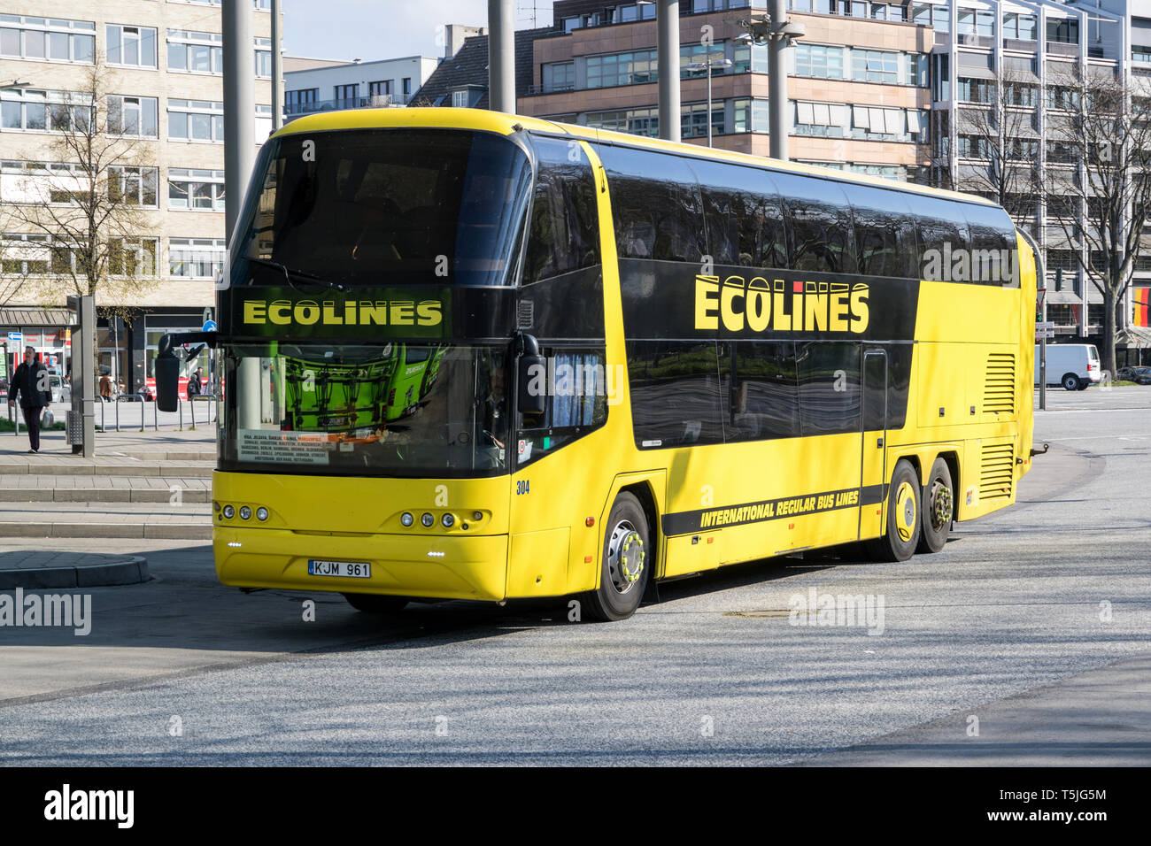 Ecolines Überlandbus in Hamburg Central Bus Station. Ecolines ist eine lange Distanz Trainer Organisation mit einem transnationalen Netzwerk. Stockfoto