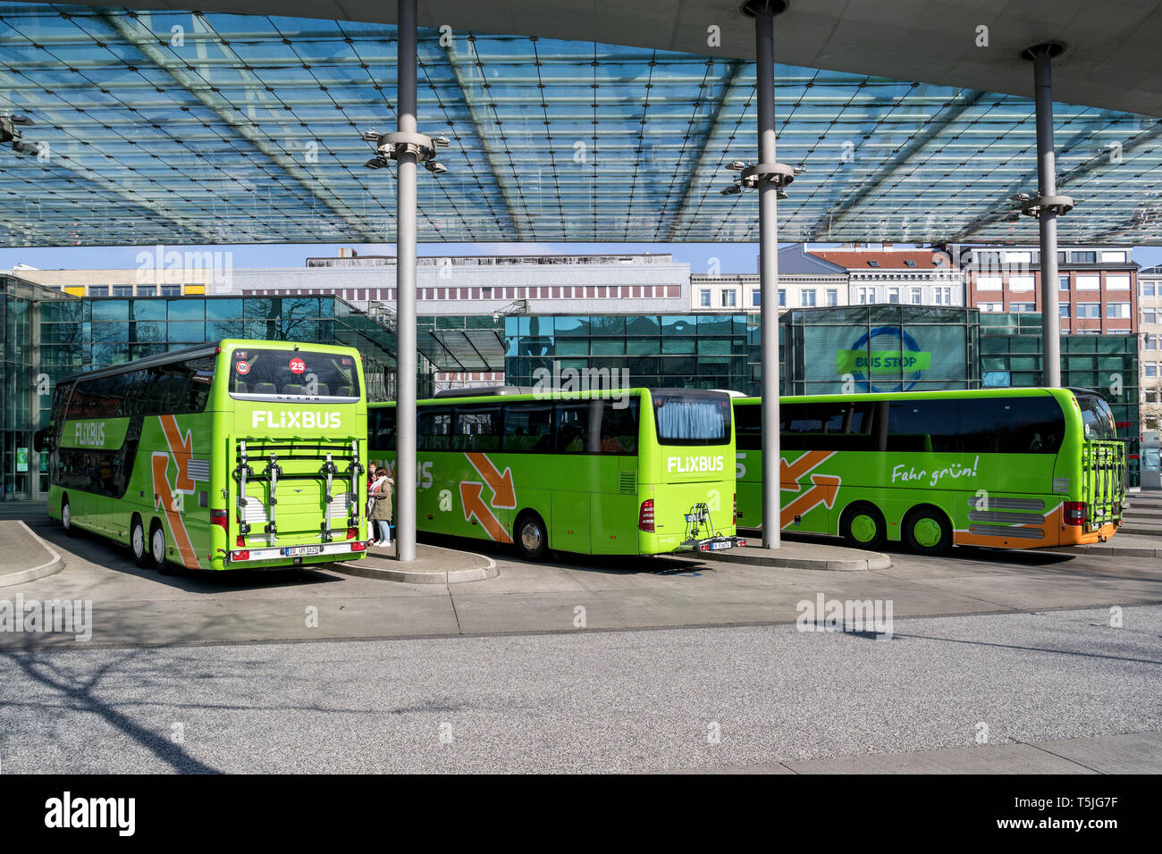Flixbus Intercity Busse in Hamburg Central Bus Station. Flixbus ist eine Marke, die intercity Bus Service in ganz Europa bietet. Stockfoto