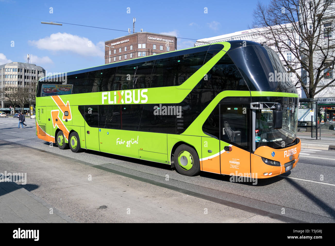 Flixbus Intercity Bus in der Nähe von Hamburg Central Bus Station. Flixbus ist eine Marke, die intercity Bus Service in ganz Europa bietet. Stockfoto