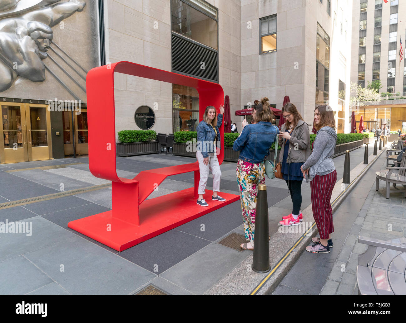 New York, NY - 25. April 2019: Hank Willis Thomas Skulptur Josephine und Kazumi (Real Red) auf dem Display während Eröffnungsausstellung Fries Skulptur am Rockefeller Center Stockfoto