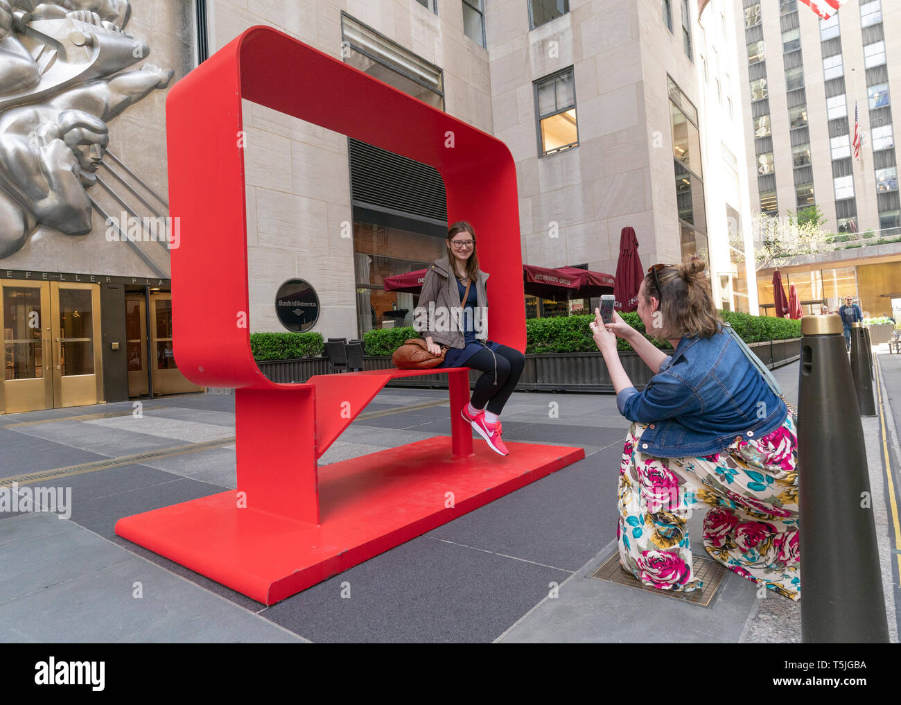 New York, NY - 25. April 2019: Hank Willis Thomas Skulptur Josephine und Kazumi (Real Red) auf dem Display während Eröffnungsausstellung Fries Skulptur am Rockefeller Center Stockfoto