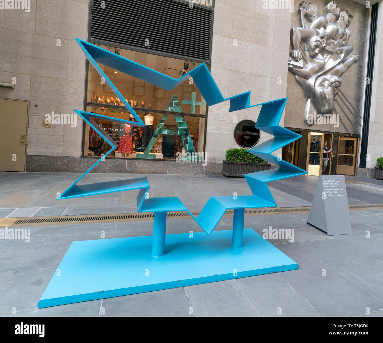 New York, NY - 25. April 2019: Hank Willis Thomas Skulptur Harriet und Annie (Capri), das auf dem Display bei der eröffnungsausstellung Fries Skulptur am Rockefeller Center Stockfoto