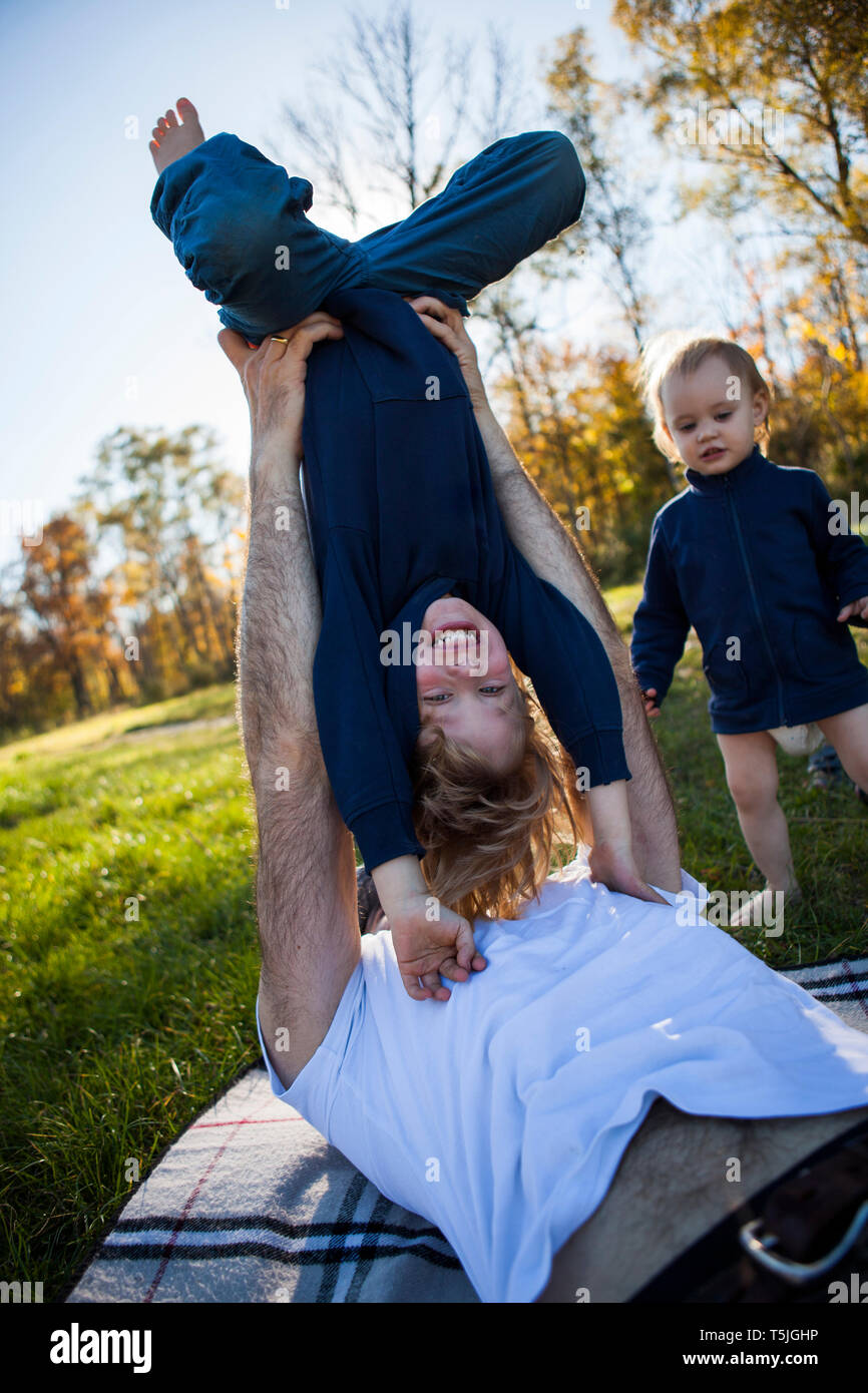 Vater mit seinen Kindern zu spielen autdoors Stockfoto