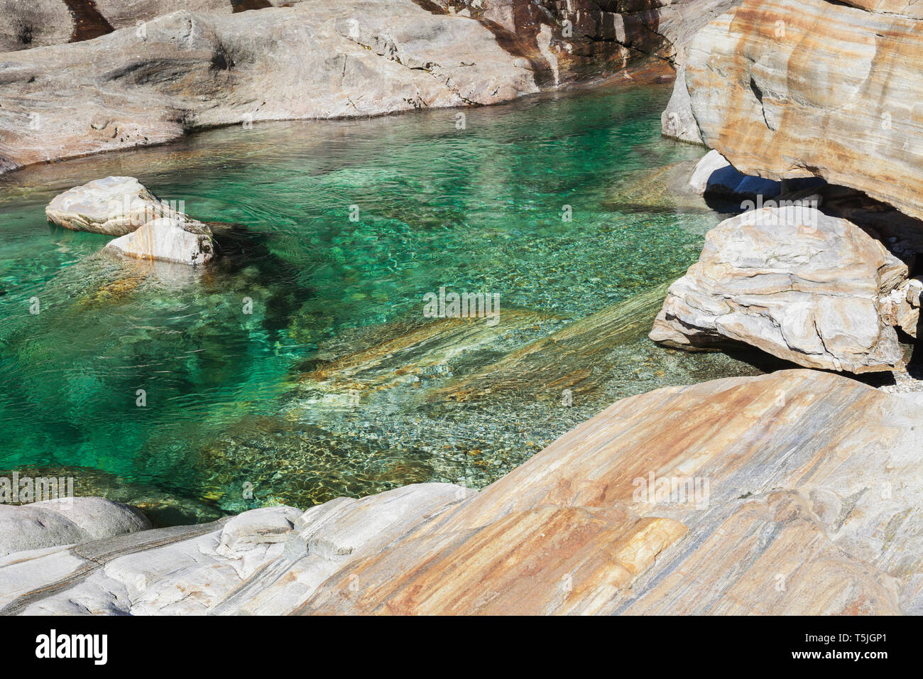 Schweiz Tessin Verzasca Tal Steine Und Felsen Im Klaren Turkisfarbenen Wasser Der Verzasca Fluss Stockfotografie Alamy