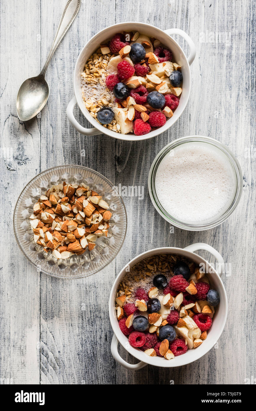 Getreide mit Mandelmilch, Nüsse und Beeren, vegan Stockfoto