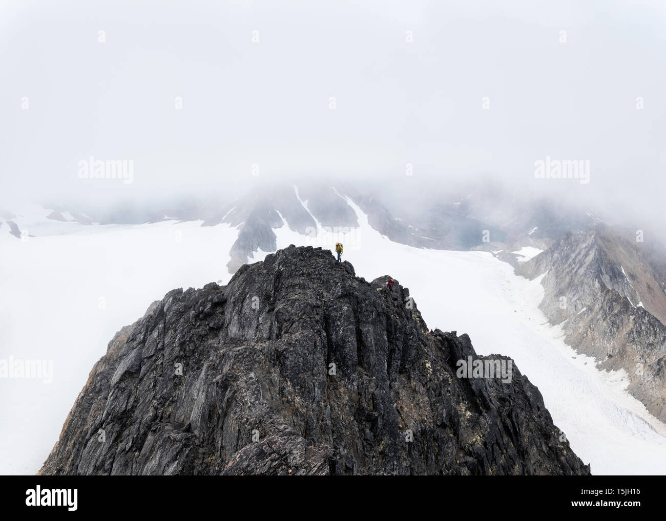 Grönland, Sermersooq, Kulusuk, Schweizerland Alpen, zwei Bergsteiger Gipfel erreichen. Stockfoto
